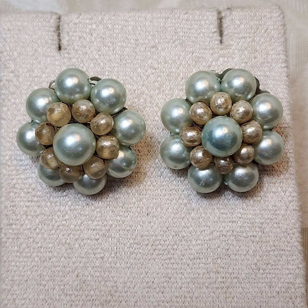 VINTAGE JAPAN FAUX PEARL CLUSTER CLIP ON EARRINGS GOLD TONE - Picture 6 of 7